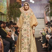 Fashion show Svarna by Ikat Indonesia dari Didiet Maulana kali ini menginspirasi kelembutan sinar rembulan untuk koleksi busananya di Ramadhan In Style 2019, Plaza Indonesia, Jakarta, Rabu [21/05/2019]. Foto: dok. IKAT Indonesia