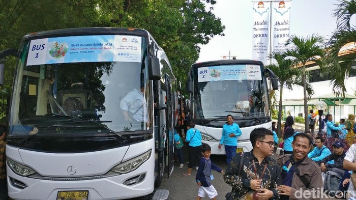 BKKBN memberangkatkan 1.118 peserta mudik gratis yang terdaftar dalam program Keluarga Berencana (KB). (Foto: Firdaus Anwar/detikHealth) BKKBN memberangkatkan 1.118 peserta mudik gratis yang terdaftar dalam program Keluarga Berencana (KB). (Foto: Firdaus Anwar/detikHealth)
