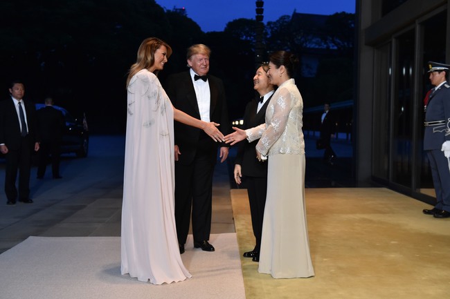 Meghadiri acara makan malam kenegaraan, Melania memilih gaun kaftannya dari J. Mendel yang dihiasi embroidery berbentuk sayap dan aksentuasi cape di pundak. Foto: Dok. Getty Images