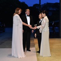 Meghadiri acara makan malam kenegaraan, Melania memilih gaun kaftannya dari J. Mendel yang dihiasi embroidery berbentuk sayap dan aksentuasi cape di pundak. Foto: Dok. Getty Images