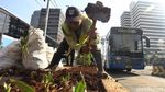 Aksi Petugas Hijaukan Bawaslu Pasca Aksi 22 Mei