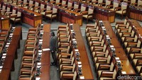 DPR hari ini resmi membuka rapat paripurna yang membahas tiga agenda sekaligus. Namun ruang rapat Paripurna nampak sepi dengan banyaknya bangku kosong, Jakarta, Selasa (28/5/2019).