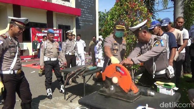 1.132 Miras, 1.900 Pil Setan, dan 10 Knalpot di Probolinggo Dimusnahkan 1.132 Miras, 1.900 Pil Setan, dan 10 Knalpot di Probolinggo Dimusnahkan