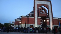 Suasana di luar Masjid Memorialnaya di mana jamaah membanjiri masjid saat waktu salat Maghrib. Selepas salat Maghrib berjamaah, para jamaah menyantap makanan besar yang disediakan secara gratis (M Ainul Yaqin/Istimewa)