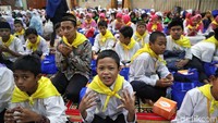Para peserta doa bersama saat mengikuti buka puasa bersama di kantor Pertamina.