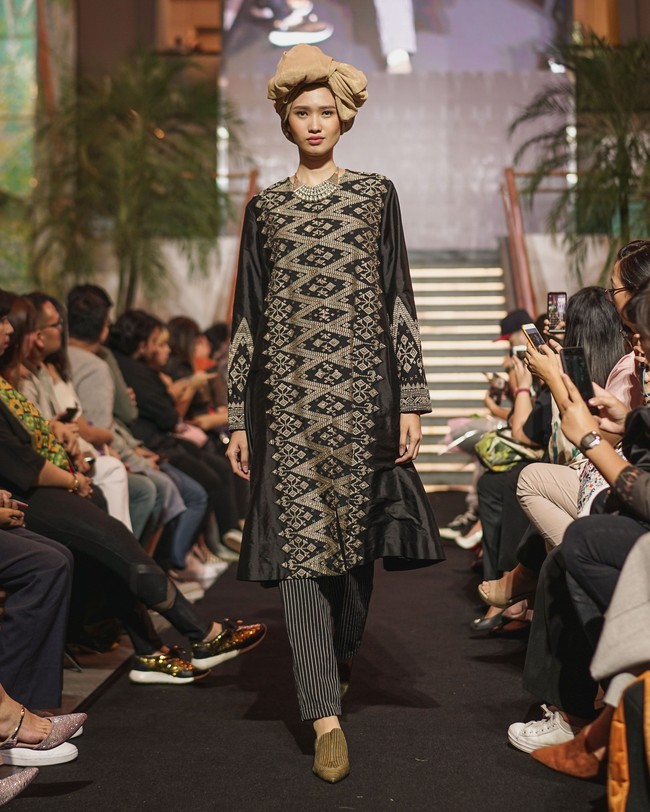 Fashion show Svarna by Ikat Indonesia dari Didiet Maulana kali ini menginspirasi kelembutan sinar rembulan untuk koleksi busananya di Ramadhan In Style 2019, Plaza Indonesia, Jakarta, Rabu [21/05/2019]. Foto: dok. IKAT Indonesia