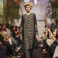 Fashion show Svarna by Ikat Indonesia dari Didiet Maulana kali ini menginspirasi kelembutan sinar rembulan untuk koleksi busananya di Ramadhan In Style 2019, Plaza Indonesia, Jakarta, Rabu [21/05/2019]. Foto: dok. IKAT Indonesia