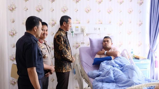 Kasetpres Jenguk Polisi Korban Rusuh 22 Mei di RS Polri