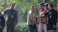 Kemudian disusul seorang pria mengenakan kemeja coklat membawa tas.