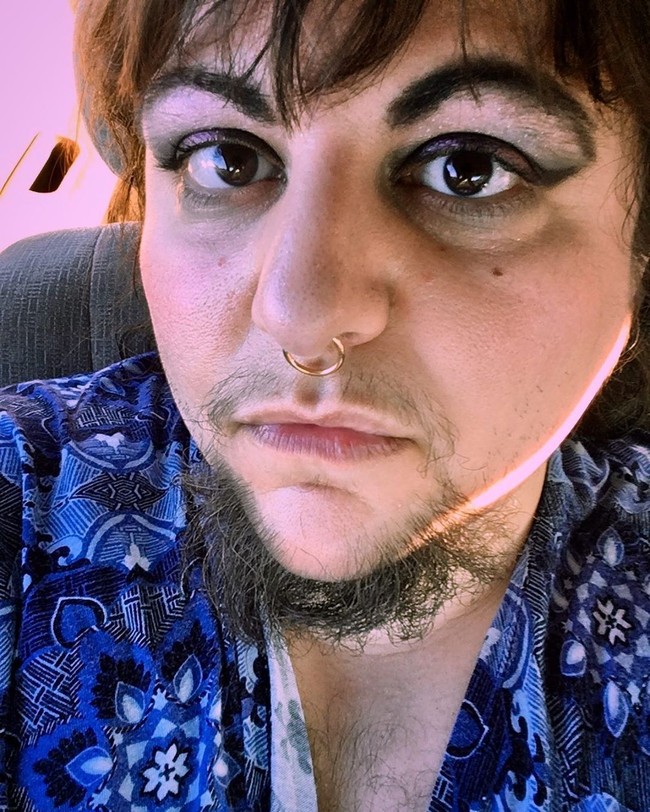 Tumbuhnya rambut-rambut itu pun terjadi di tempat tak wajar bagi wanita. Bulu tersebut tumbuh di wajahnya sehingga ia tumbuh dengan jenggot yang tebal seperti pria.  Foto: Instagram @thisislittlebear