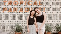Begini gaya kompak Shabina dan kakaknya, Shafa. Keduanya adalah putri cantik Harris dan Sarita Abdul Mukti yang telah bercerai karena isu orang ketiga, Jennifer Dunn. Foto: Instagram shabinamecca