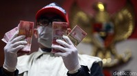 Uang suap yang diamankan sebesar Rp 1,2 miliar.