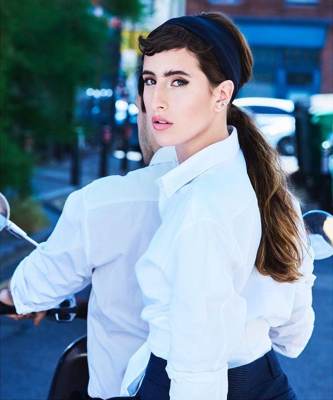 Dalam wawancara dengan Emirates Woman, Taleedah menceritakan bagaimana dia bisa berkarier di dunia model. Aku mulai tertarik pada modelling saat ibuku menunjukkan foto-foto dirinya ketika dia masih menjadi model. Dan pengalaman modelling pertamaku saat usiaku 13 tahun untuk sebuah iklan perhiasan, ujarnya. Foto: Instagram @taleedah