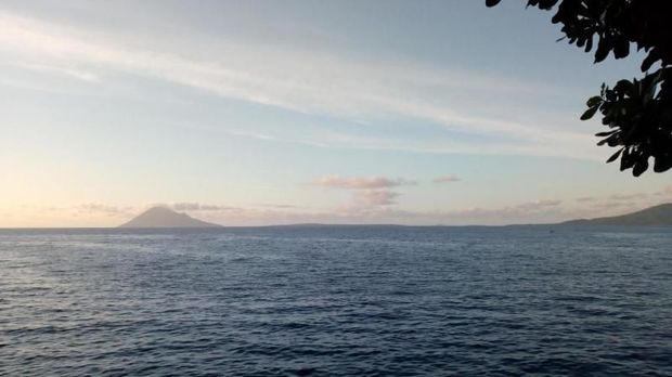 Ngabuburit di Pantai Malalayang