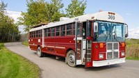 Bus berwarna merah putih ini juga disulap jadi rumah berjalan yang tak kalah keren lho. Istimewa/Dok. Boredpanda.