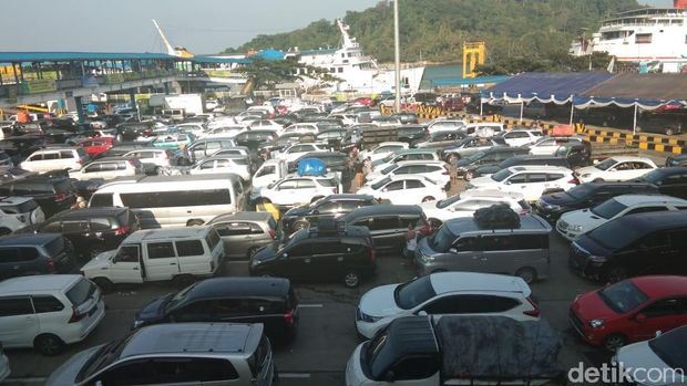 Antrean Kendaraan Pemudik Mulai Terjadi di Pelabuhan Merak