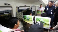 Komisaris PT KAI Riza Primadi juga menyepatkan menyapa penumpang kereta di Stasiun Jakarta Kota.