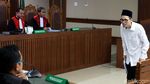 Berpeci Hitam, Pejabat Kemenag Penyuap Rommy Hadapi Dakwaan