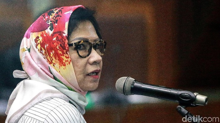Eks Dirut Pertamina Karen Agustiawan membaca nota pembelaan pribadi (pledoi) dalam sidang lanjutan di Pengadilan Tipikor, Jakarta. Begini ekspresinya.