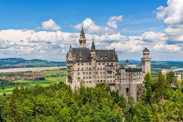 Dari kaki bukit pun sudah terlihat jelas Istana Neuschwanstein yang besar nan megah. (iStock)