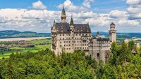 Dari kaki bukit pun sudah terlihat jelas Istana Neuschwanstein yang besar nan megah. (iStock)