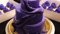 Cake tiga susun ini hadir dengan warna ungu terang. Dekorasinya semakin cantik dengan hiasan renda dan lampu ajaib pada bagian puncak cake. Foto: instagram