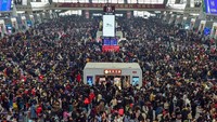 Saat membahas tradisi mudik, maka China tak mungkin dilewatkan. Puncak arus mudik masyarakat China terjadi di saat perayaan Tahun Baru China atau Imlek. Menjelang Imlek, warga tumpah ruah memenuhi stasiun untuk pulang ke kampung halaman. Stringer via Reuters.