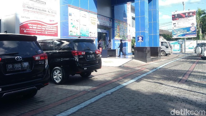 KPK Bawa Dua Koper Usai Geledah Kanim Mataram KPK Bawa Dua Koper Usai Geledah Kanim Mataram