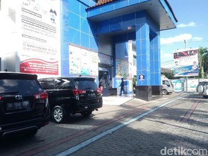 KPK Bawa Dua Koper Usai Geledah Kanim Mataram