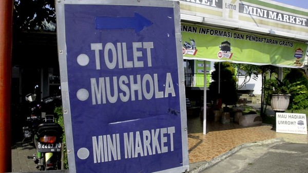 Perjalanan sepanjang jalur ini tidak kalah mengasyikan karena pemandangan yang indah dan sejuk. Di jalur ini juga banyak ditemukan tempat rest area maupun warung makan. (Robby Bernardi/detikcom) Perjalanan sepanjang jalur ini tidak kalah mengasyikan karena pemandangan yang indah dan sejuk. Di jalur ini juga banyak ditemukan tempat rest area maupun warung makan. (Robby Bernardi/detikcom)