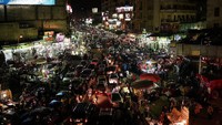 Mudik juga dilakukan oleh warga Mesir lho. Bedanya jika di Indonesia tradisi mudik banyak dilakukan saat Hari Raya Idul Fitri, di Mesir warganya melakukan mudik saat menjelang Hari Raya Idul Adha. Meski begitu, ada juga warga Mesir yang melakukan mudik untuk merayakan lebaran Idul Fitri bersama keluarga di kampung halaman. Spencer Platt/Getty Images.