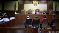 4 anggota DPRD Kalimantan Tengah (kiri-kanan) Borak Milton, Punding Bangkan, Edy Rosada dan Arisavanah mendengar pembacaan tuntutan jaksa di Pengadilan Tipikor, Jakarta, Rabu (29/5/2019).