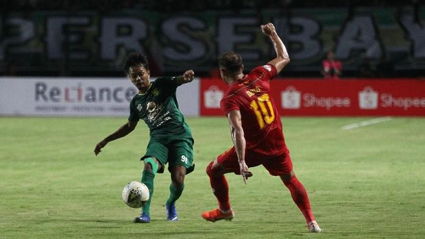 Persebaya (kiri) dihukum Rp100 juta karena ulah suporternya.