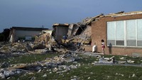Setidaknya satu tornado menghantam Dayton dan dua lainnya muncul di dekat kota, termasuk satu di dekat Pangkalan Angkatan Udara Wright-Patterson. Layanan Cuaca Nasional menyatakan setidaknya satu dari tornado mencapai kecepatan angin 230 km per jam (140 mil/jam). Matthew Hatcher/Getty Images.