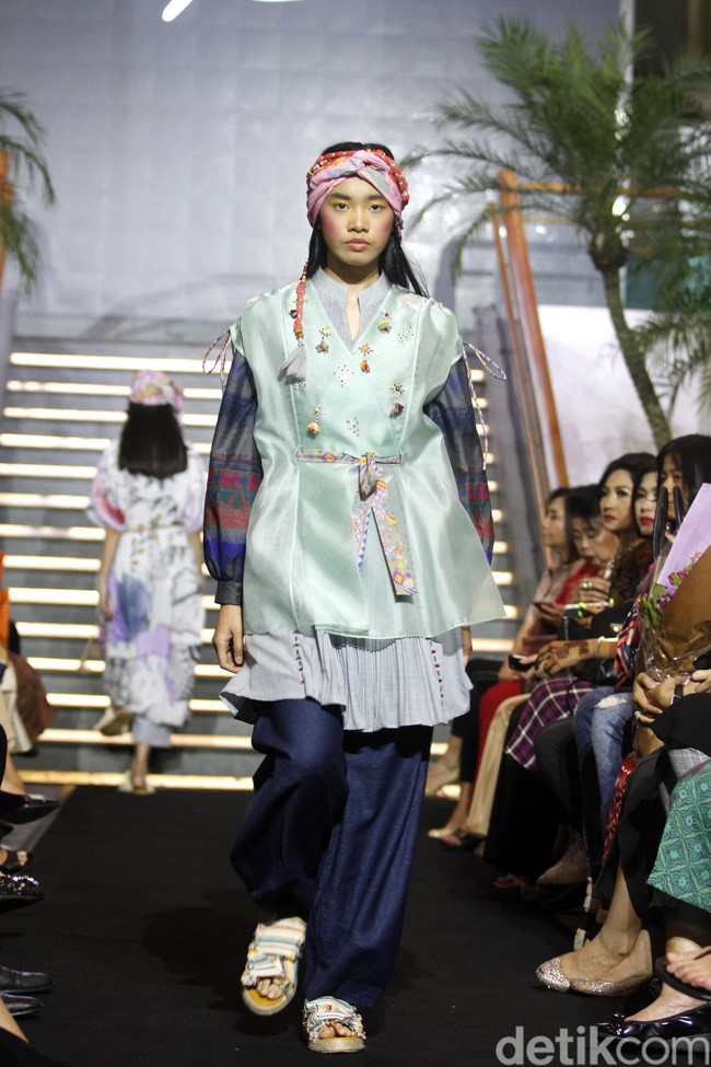 Mel Ahyar merilis koleksi busana Lebaran 2019 dari Happa yang terinspirasi dari kain tradisional suku di Filipina dalam acara Ramadhan In Style 2019, Plaza Indonesia, Jakarta, Rabu [28/05/2019]. Foto: Mohammad Abduh/Wolipop