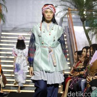 Mel Ahyar merilis koleksi busana Lebaran 2019 dari Happa yang terinspirasi dari kain tradisional suku di Filipina dalam acara Ramadhan In Style 2019, Plaza Indonesia, Jakarta, Rabu [28/05/2019]. Foto: Mohammad Abduh/Wolipop