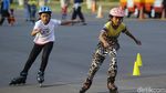 Intip Serunya Ngabuburit Main Sepatu Roda di Monas