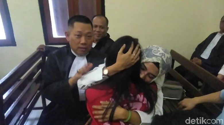 Tangis Bahagia Muncikari Vanessa Angel Meski Divonis 5 Bulan Penjara Tangis Bahagia Muncikari Vanessa Angel Meski Divonis 5 Bulan Penjara