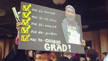 Dan akhirnya lulus di usianya 70 tahun. Foto: Boredpanda