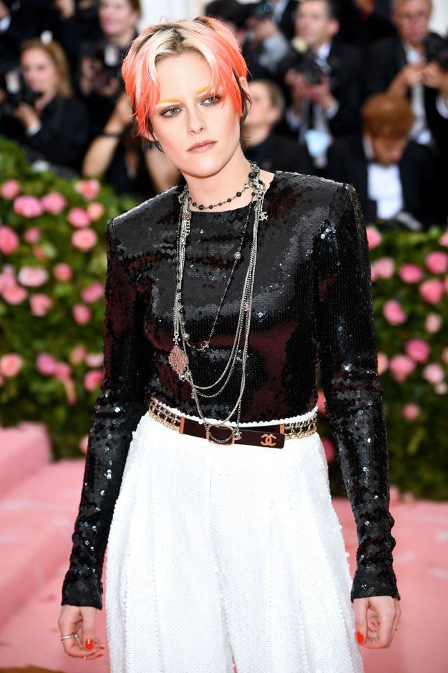 Ini pun bukan pertama kalinya Kristen Stewart terlihat dengan makeup alis yang antimainstream. Di acara Met Gala 2019, pemeran baaru film Charlies Angels itu  terlihat dengan alis bernuansa oranye muda. (Foto: Dimitrios Kambouris/Getty Images for The Met Museum/Vogue)