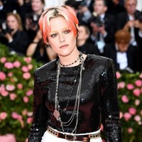 Ini pun bukan pertama kalinya Kristen Stewart terlihat dengan makeup alis yang antimainstream. Di acara Met Gala 2019, pemeran baaru film Charlies Angels itu  terlihat dengan alis bernuansa oranye muda. (Foto: Dimitrios Kambouris/Getty Images for The Met Museum/Vogue)