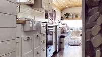 Bus berwarna putih itu disulap menjadi sebuah rumah mini dengan konsep klasik khas Amerika. Rumah berjalan ini bahkan punya area dapur untuk memasak lho. Istimewa/Dok. Boredpanda.