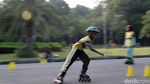 Intip Serunya Ngabuburit Main Sepatu Roda di Monas