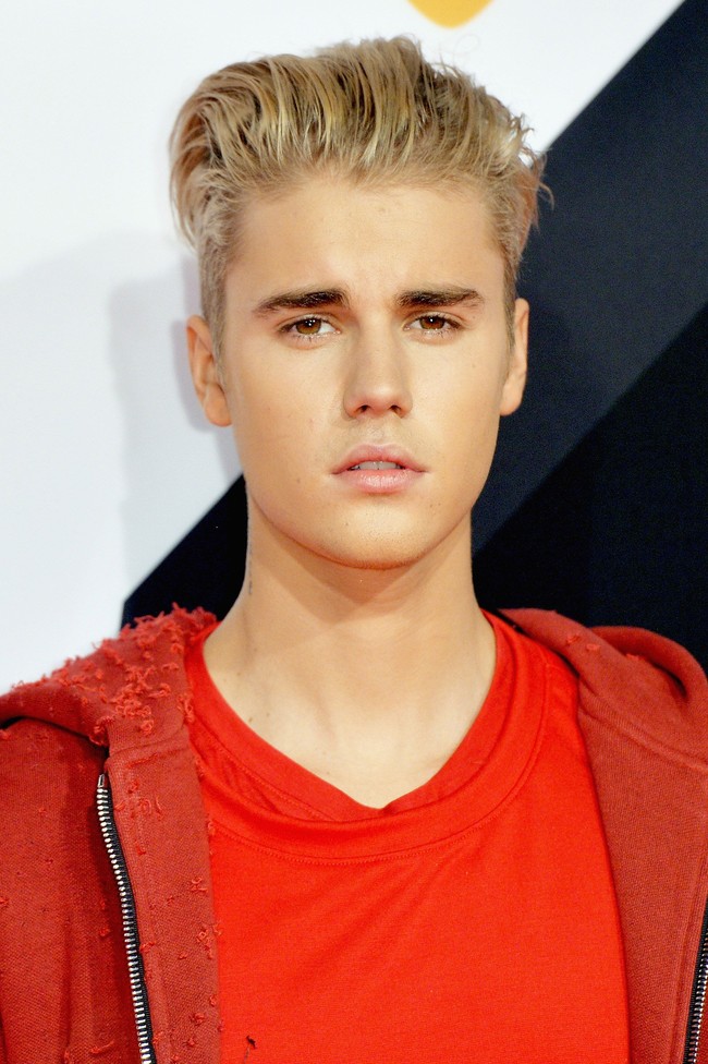 Jika sebelumnya rambut Justin dilempar ke samping, di acara berikut Justin tampil dengan tatanan ke belakang. Gaya rambut ini cukup membuat wajahnya terlihat berbeda. Foto: Getty Images