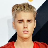 Jika sebelumnya rambut Justin dilempar ke samping, di acara berikut Justin tampil dengan tatanan ke belakang. Gaya rambut ini cukup membuat wajahnya terlihat berbeda. Foto: Getty Images