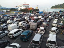 Pemudik Mulai Padati Pelabuhan Merak, Antrean Kendaraan Mengular