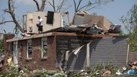 Rumah-rumah hancur diterjang angin dahsyat tersebut. Matthew Hatcher/Getty Images.