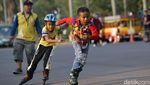 Intip Serunya Ngabuburit Main Sepatu Roda di Monas