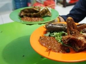 Dua Saudara: Puas Berbuka dengan Pecel Ayam dan Begor di Kampung Ambon