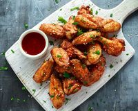 Kalau Mau Makan Chicken Wings Super Pedas Ini Wajib Pakai Sarung Tangan!